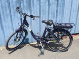 un vélo garé devant un mur bleu