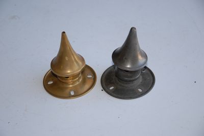 deux types de boutons différents sur une surface blanche