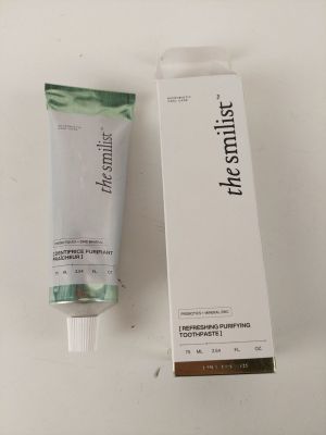 une image représentant un tube de dentifrice à côté d'un autre tube de dentifrice