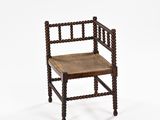une vieille chaise en bois avec une assise tressée sur fond blanc