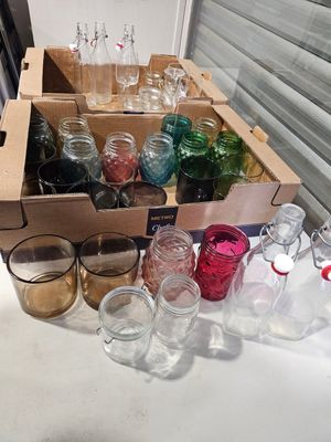 Lot de pots en verre et carafes