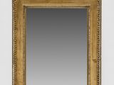 l'image d'un miroir avec une peinture au dos de celui-ci