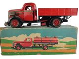 un camion jouet posé sur une boîte