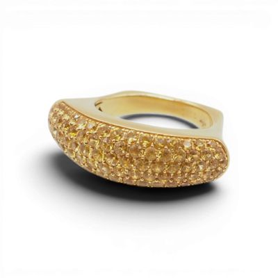 un gros plan d'une bague sertie d'un diamant jaune sur fond blanc