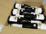 six bouteilles de vin dans un carton sur une table