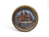 une photo d'une miniature représentant un bateau, dans un cadre doré