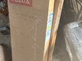 une pile de cartons posée par terre à côté d'un vélo