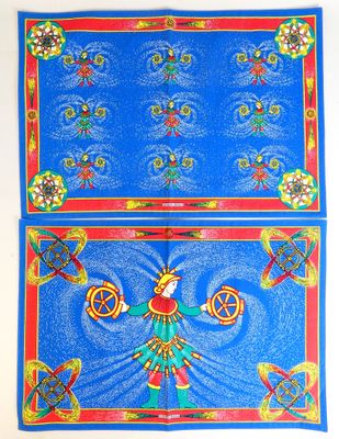 un tapis bleu et rouge sur lequel figure une femme en robe