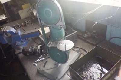 une machine posée sur une table dans une pièce
