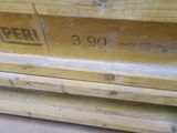 un gros plan sur une boîte en bois sur laquelle figure un numéro