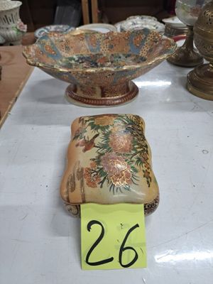 il y a beaucoup de vases sur la table, avec une étiquette de prix