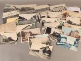 de nombreuses vieilles cartes postales qui traînent sur la table