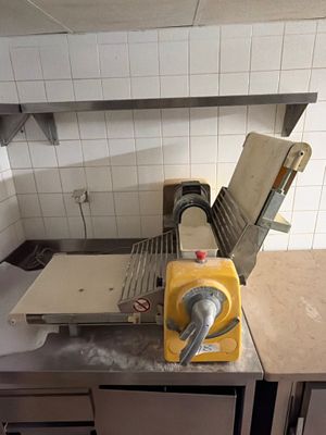 une machine posée sur le comptoir d'une cuisine