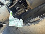 un bout de papier collé sur le capot d'une voiture