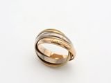 gros plan d'une bague en or sur une surface blanche