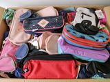 une boîte en carton remplie de nombreux sacs et porte-monnaie