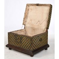 PETIT COFFRE LOUIS XIV en bois couvert de tissu à grosses fl… (photo 2)