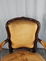 Fauteuil en noyer à dossier cabriolet mouluré sculpté de fle… (photo 5)