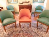 quatre chaises dans une pièce où il y a un tapis au sol