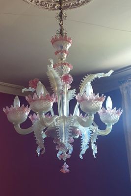 un lustre en verre suspendu au plafond d'une pièce