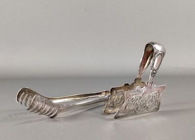 une paire de ciseaux posée sur une table