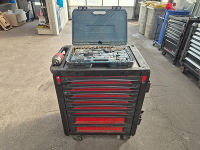 une photo d'un chariot à outils contenant des outils