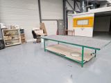 une image représentant une pièce avec une table à l'intérieur