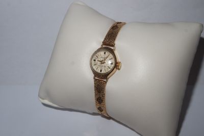 an image of a wrist watch sitting on top of a pillow