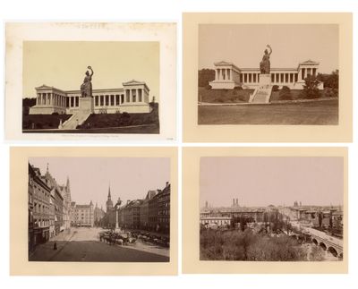quatre vieilles photos d'un bâtiment avec une statue au milieu