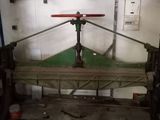 une photo d'un établi dans un garage, avec des outils accrochés au mur