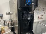 une machine à café posée sur un comptoir dans une cuisine