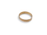 gros plan d'une bague en or sur une surface blanche