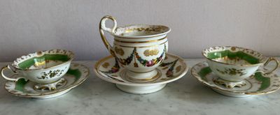 trois tasses et soucoupes posées sur une table