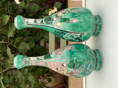 CHINE , XIXème siècle Paire de vases sur fond vert