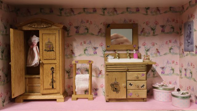 Diorama. Composition miniature, dans une vitrine en bois, vitre e...