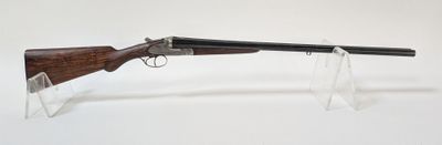 un vieux fusil posé sur un socle transparent, devant un fond blanc