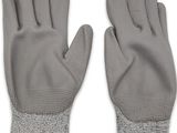 une paire de gants gris aux bouts des doigts rouges sur fond blanc