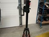 un appareil photo monté sur un trépied dans un garage