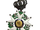 Gros plan sur une médaille surmontée d'une couronne
