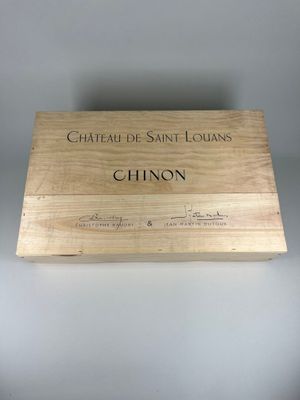 une boîte en bois sur laquelle est apposée une étiquette portant l'inscription « Château Saint-Louis Chinon »