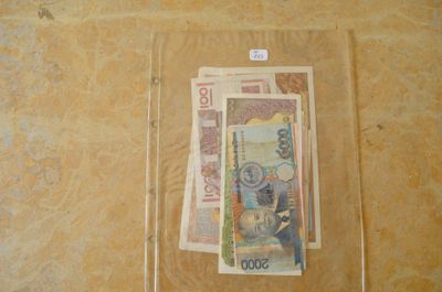 une photo d'une liasse de billets dans un sac en plastique