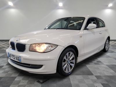 une photo d'une BMW Série 1 blanche dans un showroom