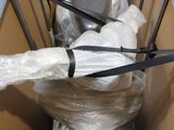 une boîte contenant des toilettes et emballée dans du plastique