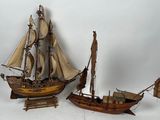 deux maquettes de bateaux placées l'une à côté de l'autre