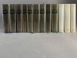 plusieurs livres sont alignés sur une table