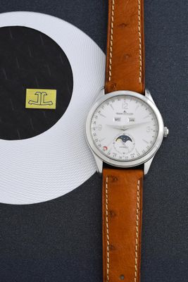 une montre posée sur un livre