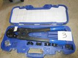 une mallette bleue avec des outils à l'intérieur sur le sol