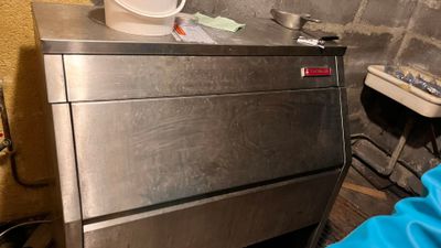une armoire métallique surmontée d'un seau