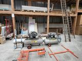 deux compresseurs d'air installés au milieu d'un bâtiment