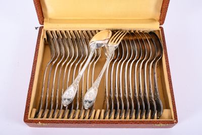 une boîte contenant un jeu de fourchettes et de cuillères